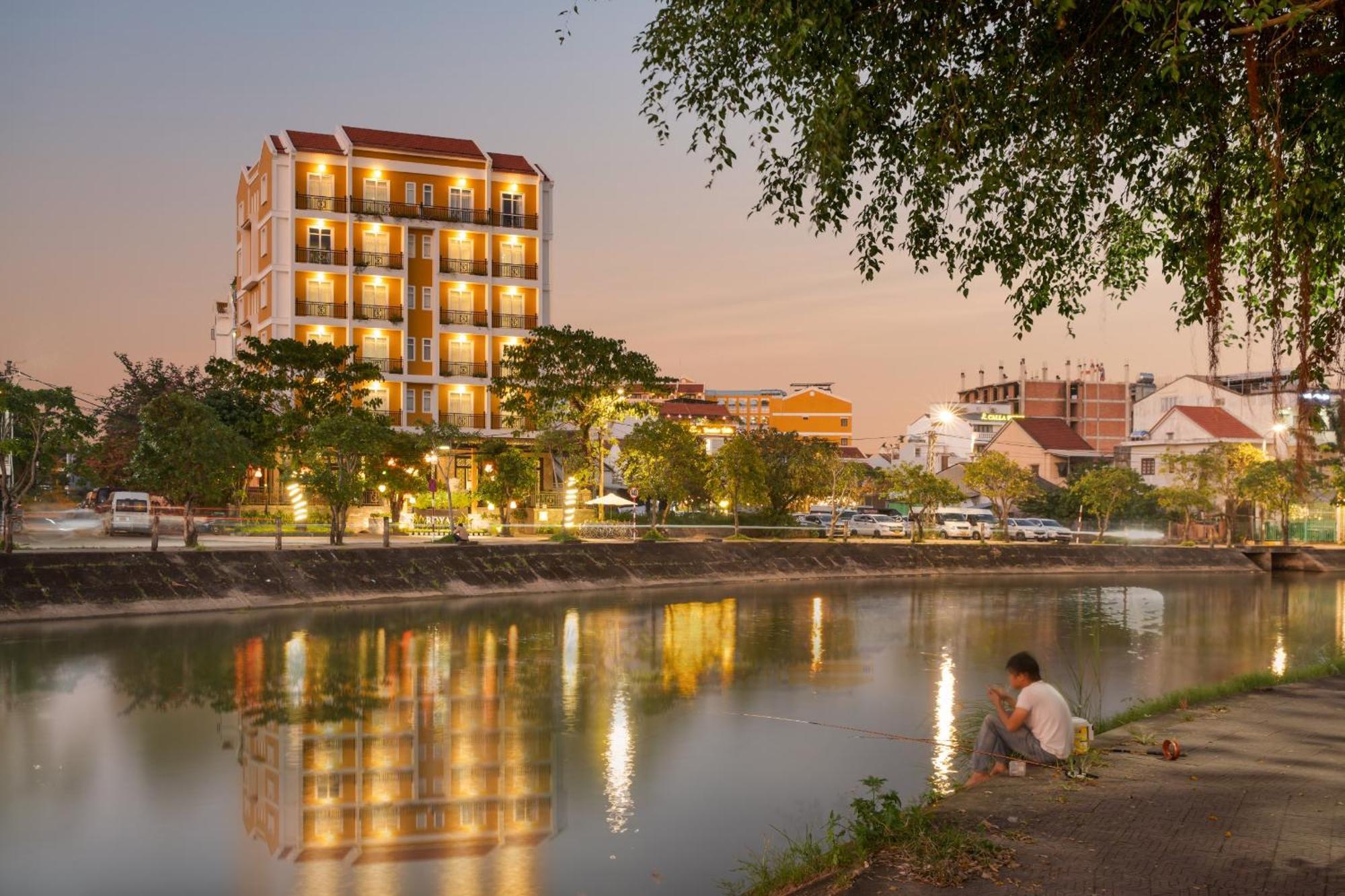 Royal Riverside Hoi An Hotel & Spa Экстерьер фото